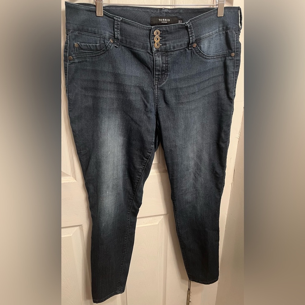Torrid 18R 3 Button Stretchy Skinny Dark Wash Jegging Jeans EUC